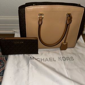Michael Kors Purse & Wallet set!! ONLY USED A FEW TIMES!